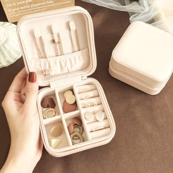 Avington Boutique Other - ⚛️PRICEDROP⚛️Cream Travel Jewelry Organizer